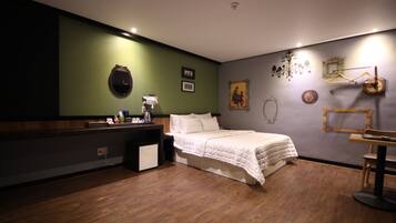 Quarto casal superior | Frigobar (abastecido com itens grátis), escrivaninha