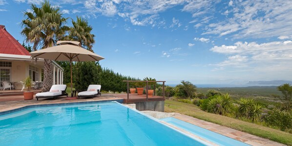 Außenpool, geöffnet von 08:30 Uhr bis 18:00 Uhr, Sonnenschirme