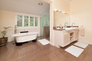 Junior Suite | Bathroom | Free toiletries, hair dryer, bathrobes, towels - Bellavista Country Place (Stanford)