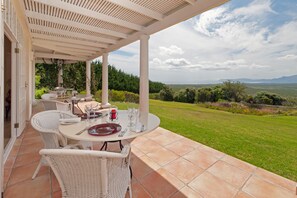 Frühstück, Mittagessen, internationale Küche, Blick auf den Pool 