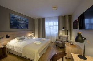 Habitación superior con 1 cama doble o 2 individuales | Escritorio, espacio para trabajar con un portátil, cortinas opacas