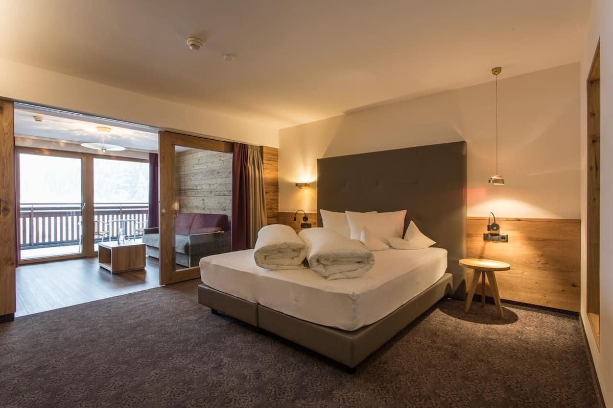 hypo-allergenic bedding, in-room safe, desk, free cots/infant beds