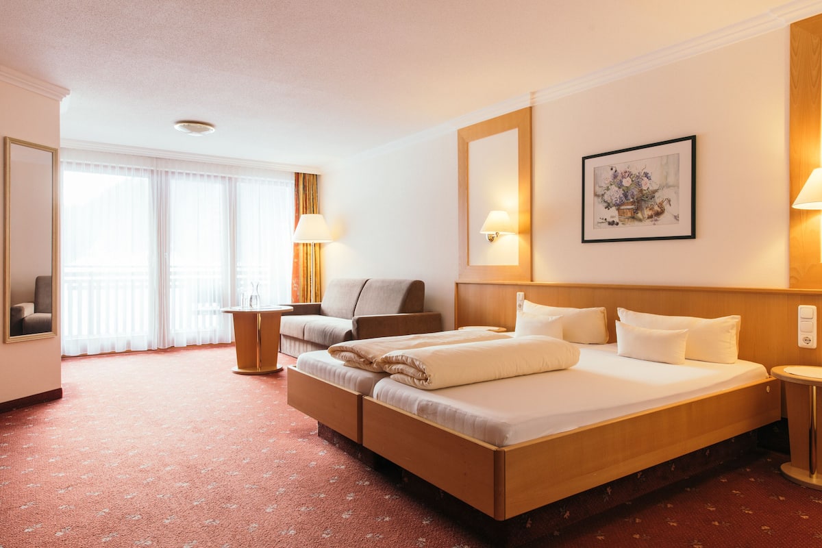 Suite, Balcony (Holiday Suite) | Hypo-allergenic bedding available, in-room safe, desk, cribs (free)