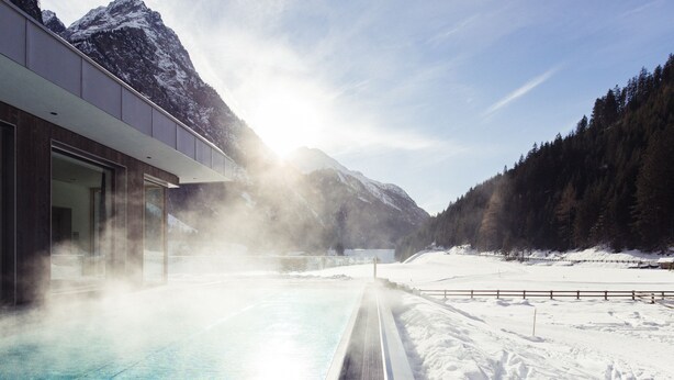 Indoor pool, outdoor pool, sun loungers - Hotel Weisseespitze (Kaunertal)