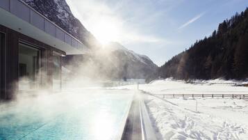 Piscine couverte, piscine extérieure, chaises longues