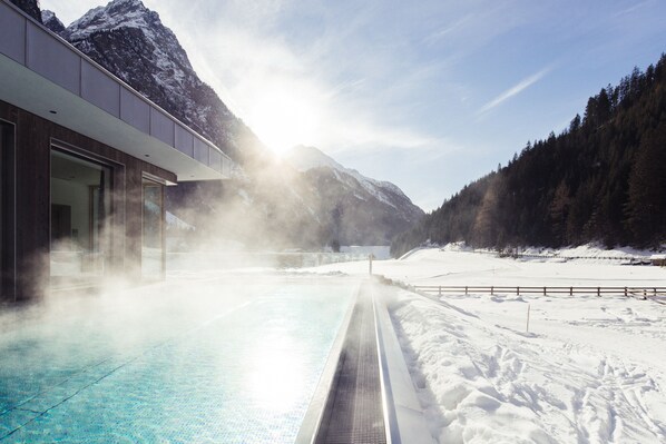 Indoor pool, outdoor pool, sun loungers - Hotel Weisseespitze (Kaunertal)