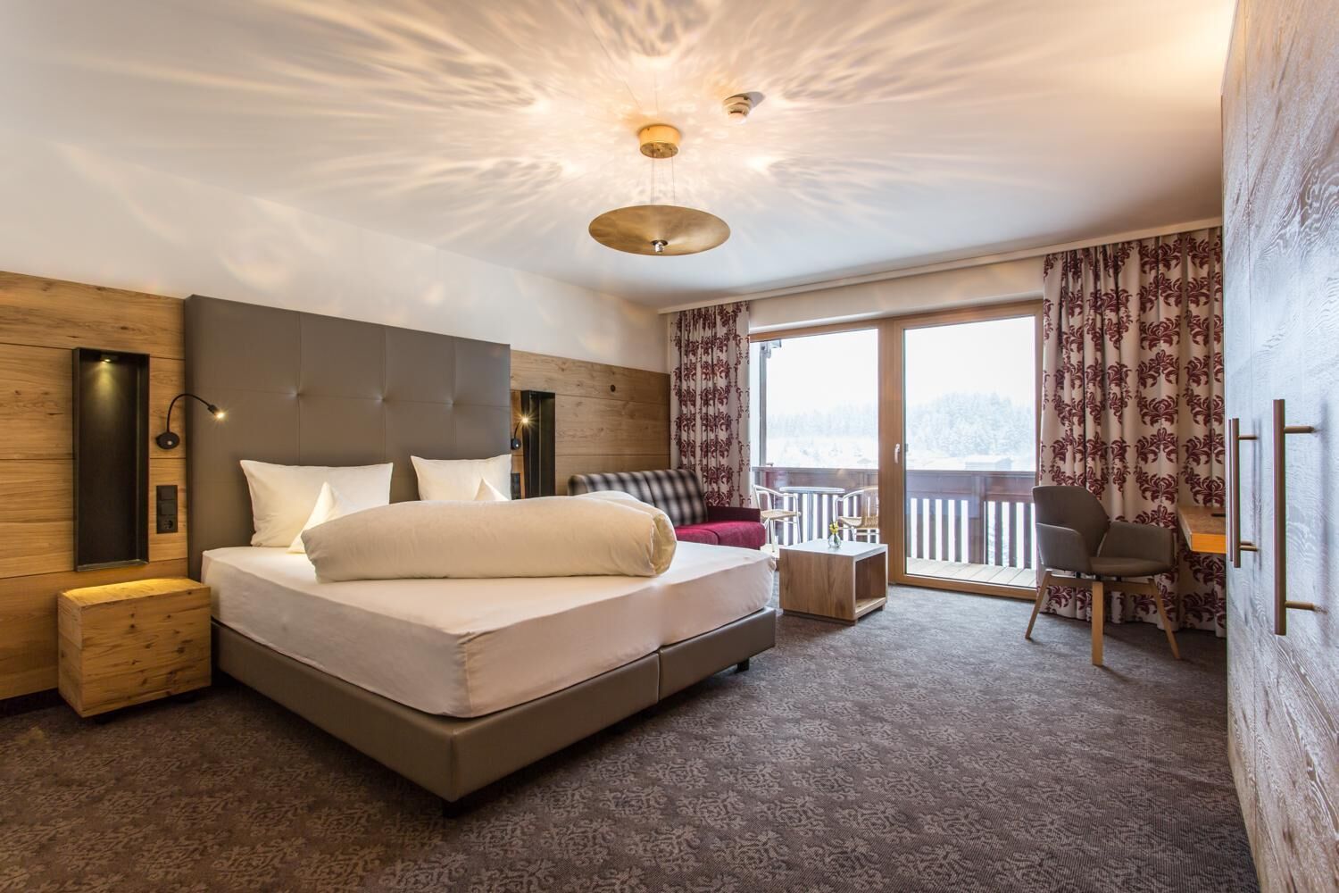 hypo-allergenic bedding, in-room safe, desk, free cots/infant beds