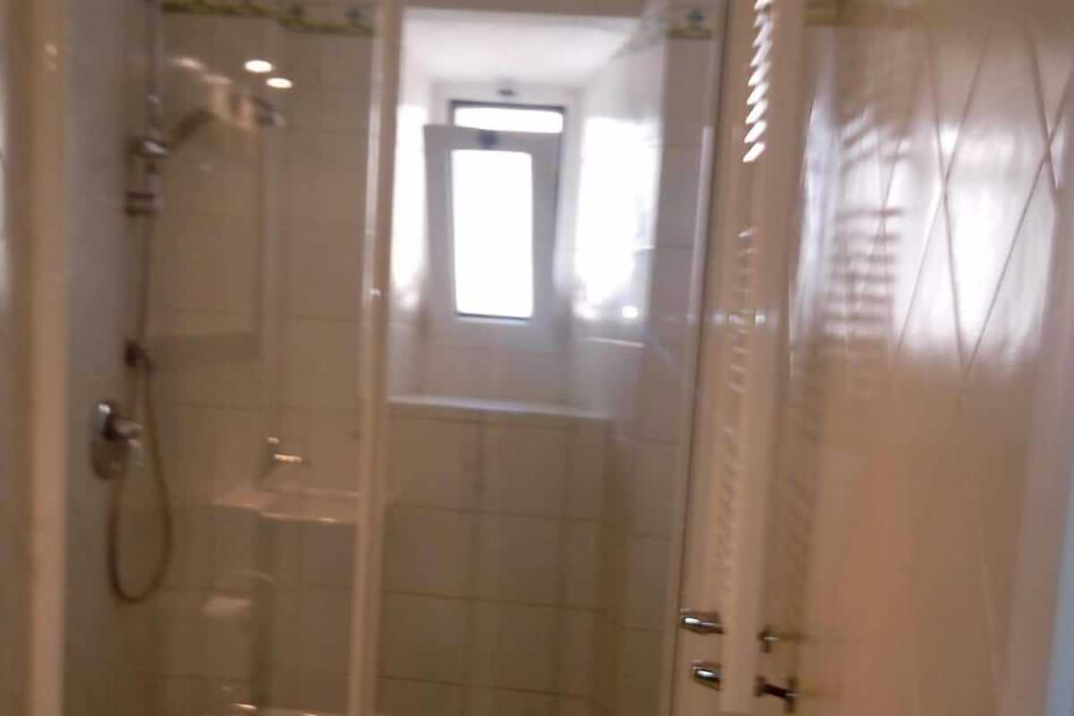 Departamento, 2 habitaciones, en edificio contiguo (Via Ottaviano, 73) | Baño | Regadera, secadora de cabello, toallas