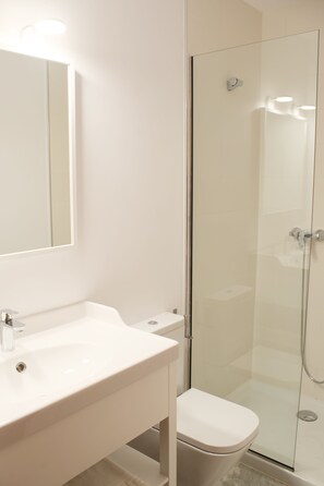 Single Room, 1 Double Bed | Bathroom | Free toiletries, towels - Hotel Ad Hoc Carmen (Valencia)