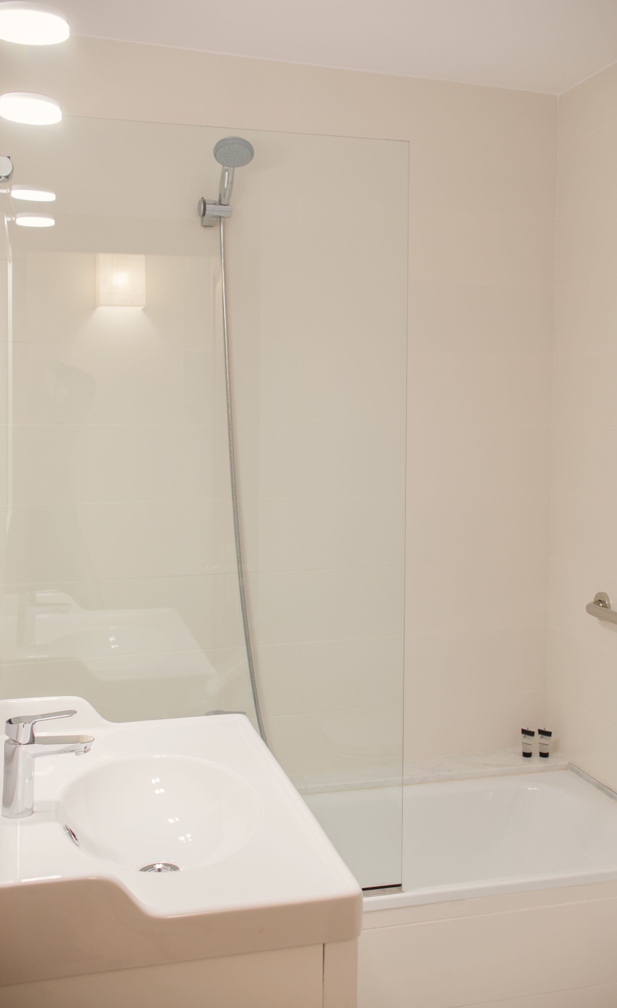 double room | bathroom | free toiletries, towels