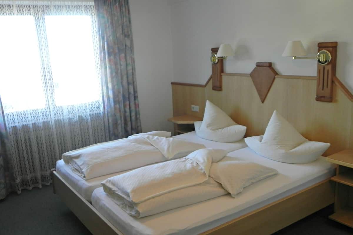Family Room | Premium bedding, in-room safe, desk, free cribs/infant beds