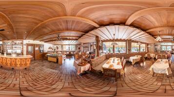 Petit déjeuner et dßner servis sur place, spécialités Cuisine locale