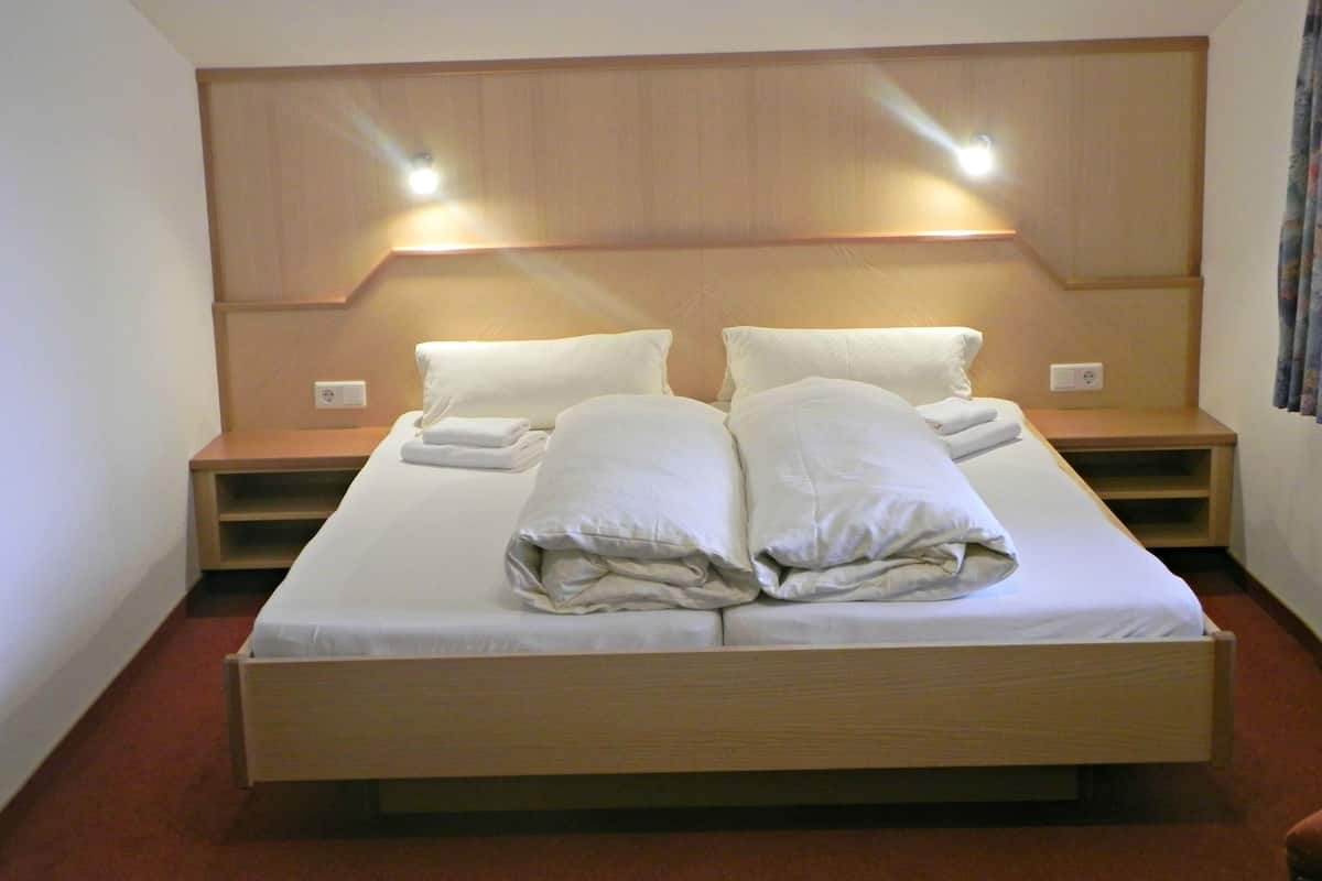 family room | premium bedding, in-room safe, desk, free cots/infant beds