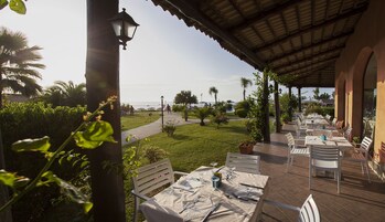 Café da manhã, almoço e jantar; culinária mediterrânea 