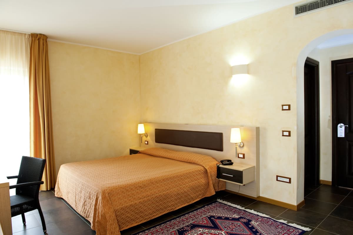 Een minibar, een kluis op de kamer, een bureau, babybedden