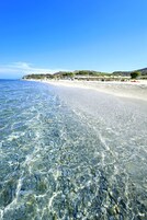 Na praia, prática de vôlei de praia 