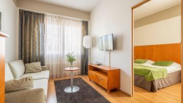 Una scrivania, culle/letti per bambini (gratuiti)