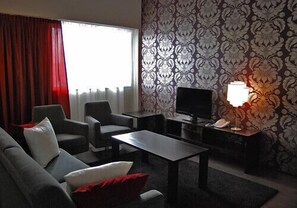 Suite | Living area | Flat-screen TV - Hotel Raahen Hovi (Raahe)