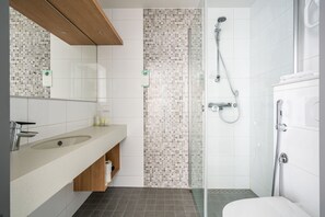 Douche, séchoir à cheveux, serviettes fournies