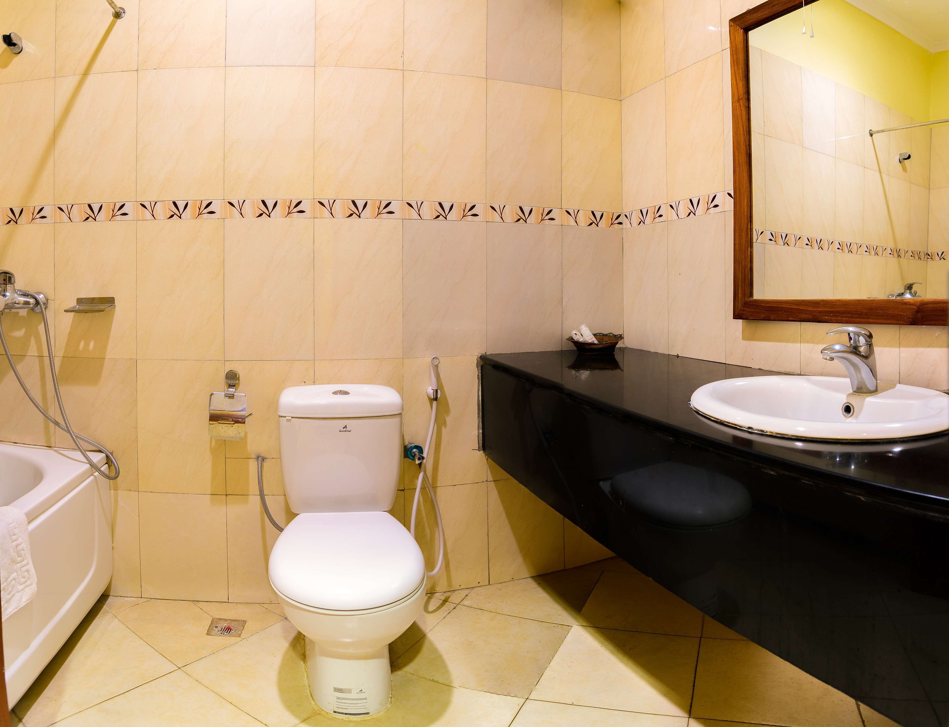 Un baño con inodoro, lavabo y bañera.