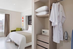 Ropa de cama de alta calidad, minibar, caja fuerte y escritorio