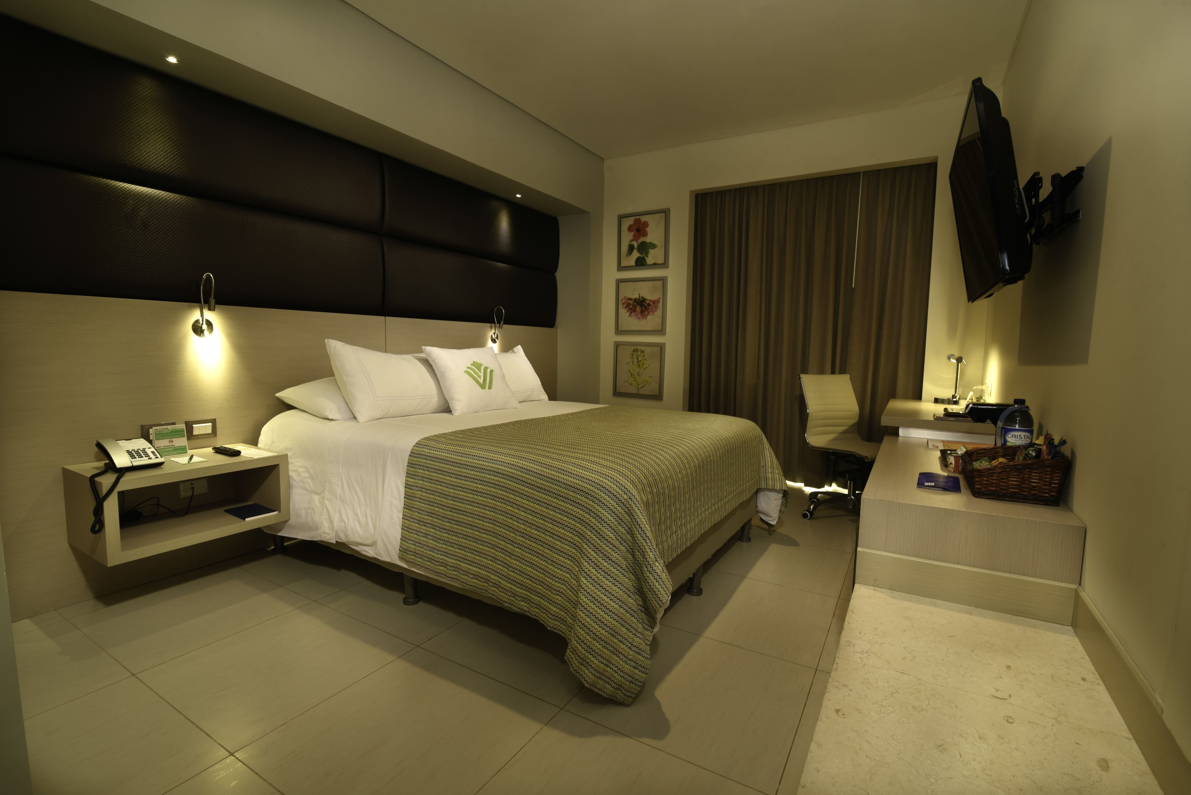 standard room, 1 queen bed | premium bedding, minibar, in-room safe, desk