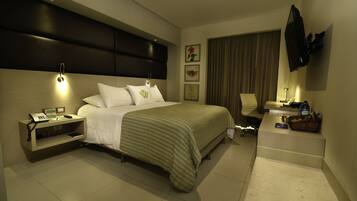 Standard Room, 1 Queen Bed | Premium bedding, minibar, in-room safe, desk