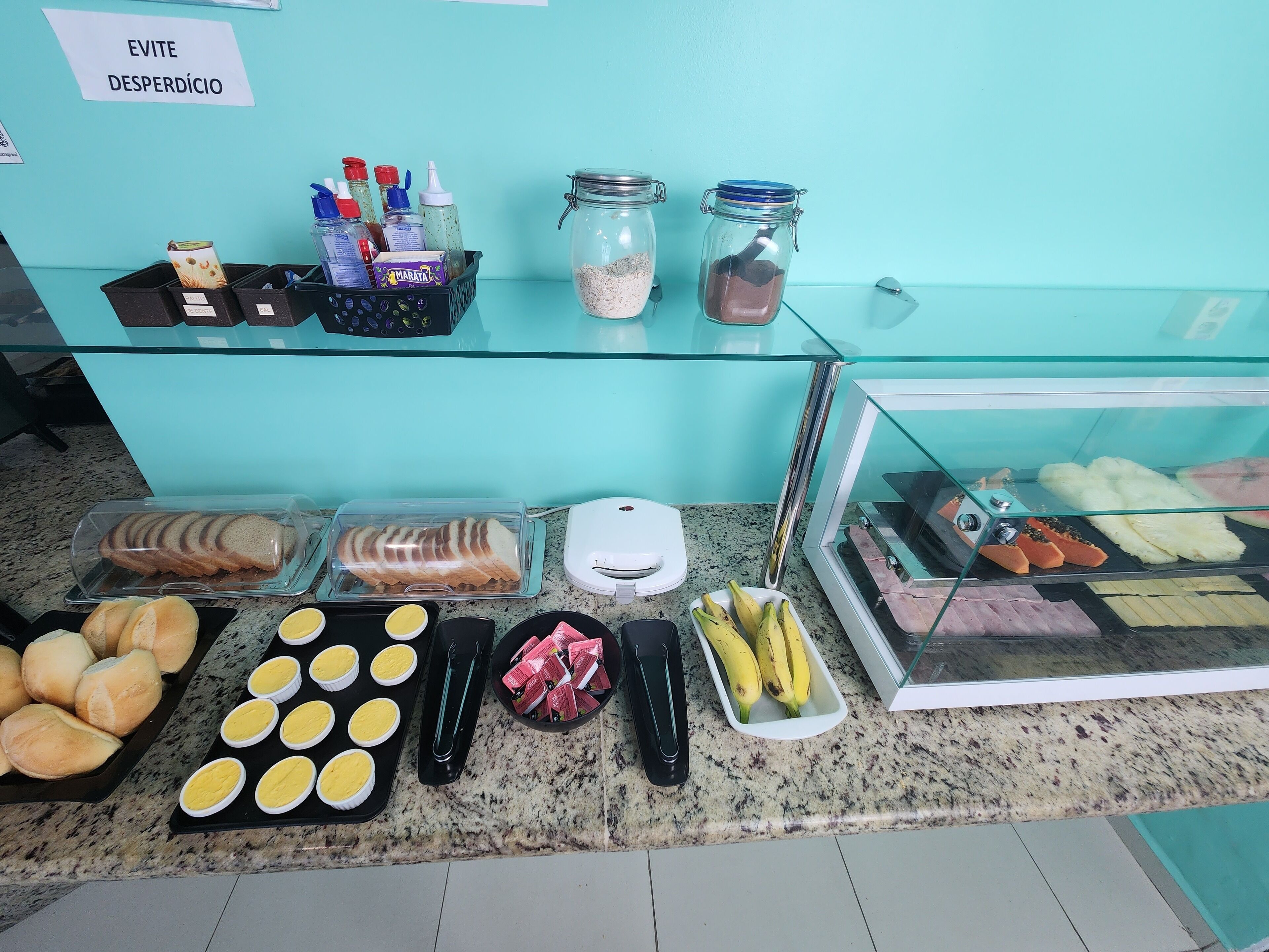 Un bufé de desayuno con diversas opciones de alimentos y salsas.