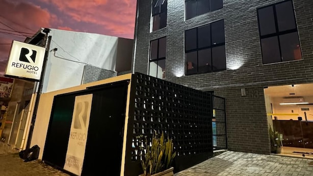 A modern building with a sign for "Refugio Hotel" and a brick facade. - Hotel Refugio (Maceió)