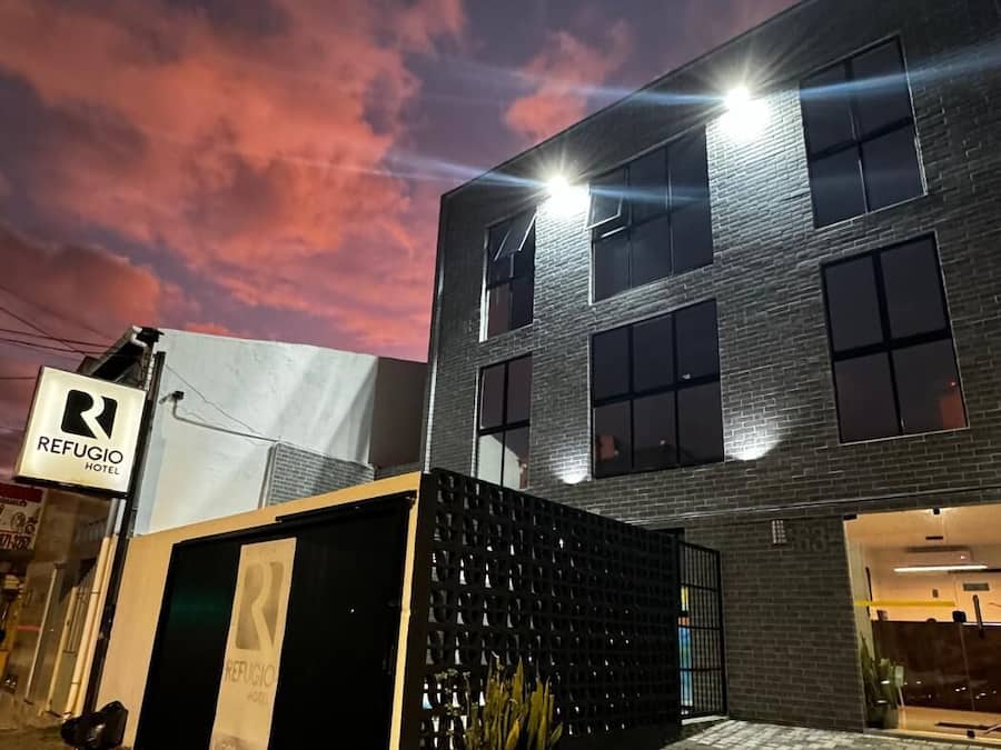 Fachada da propriedade à noite