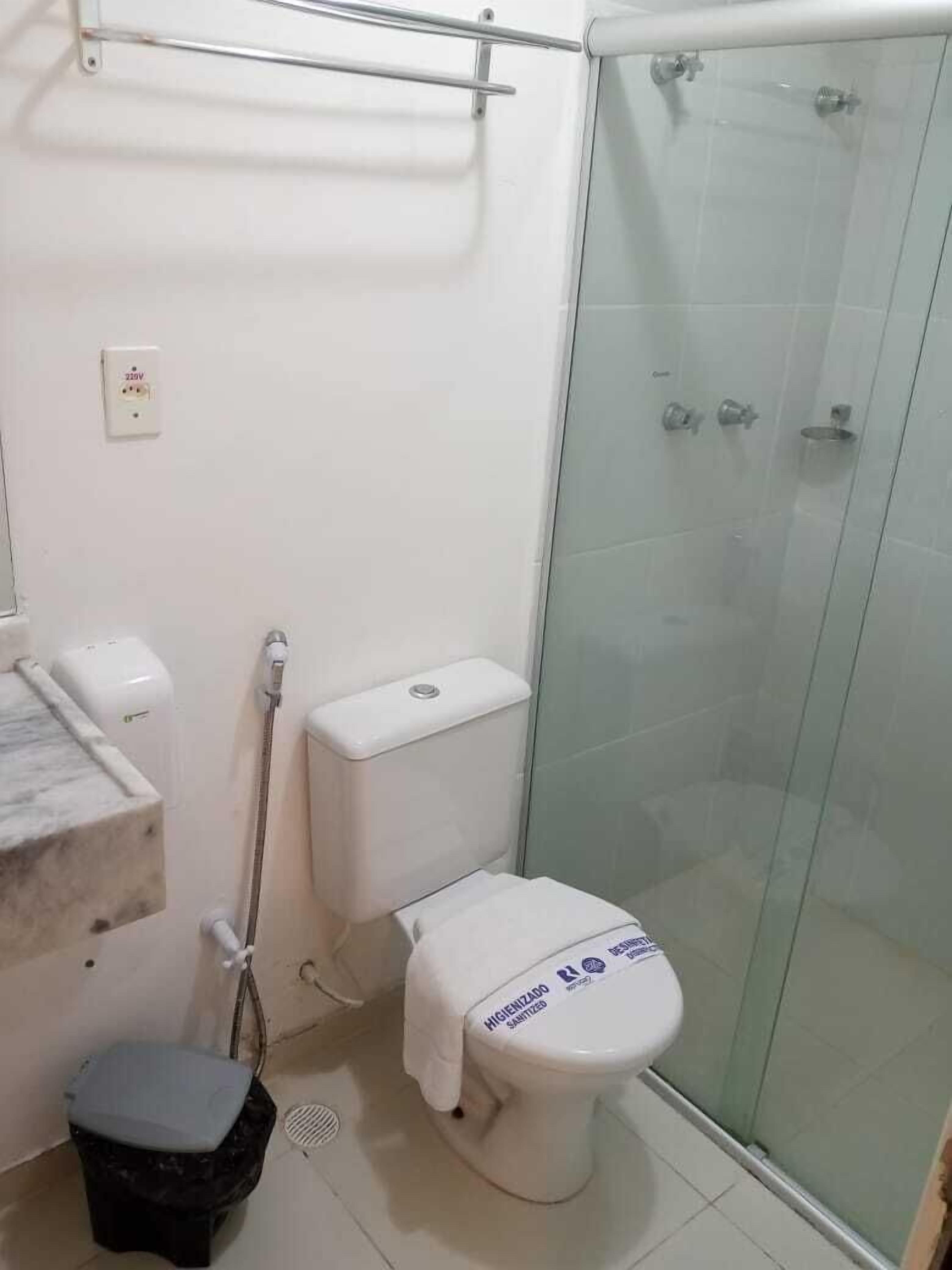 standard twin room | bathroom | shower, free toiletries, hair dryer, towels