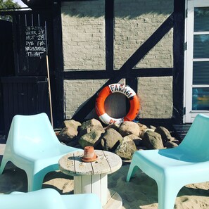 En säsongsöppen utomhuspool och solstolar