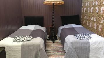 Kamar Twin, kamar mandi umum (Værelse 3) | Didekorasi berbeda-beda dan dilengkapi dengan perabotan berbeda-beda