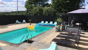 Kolam renang outdoor musiman, dengan kursi berjemur