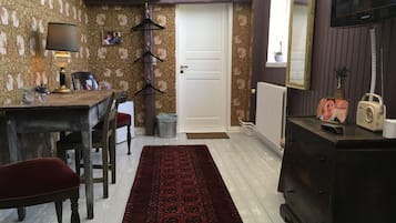 Twin Room, Shared Bathroom (Værelse 3) | Individually decorated, individually furnished, desk, soundproofing