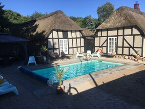 Piscina a l'aire lliure de temporada i gandules 