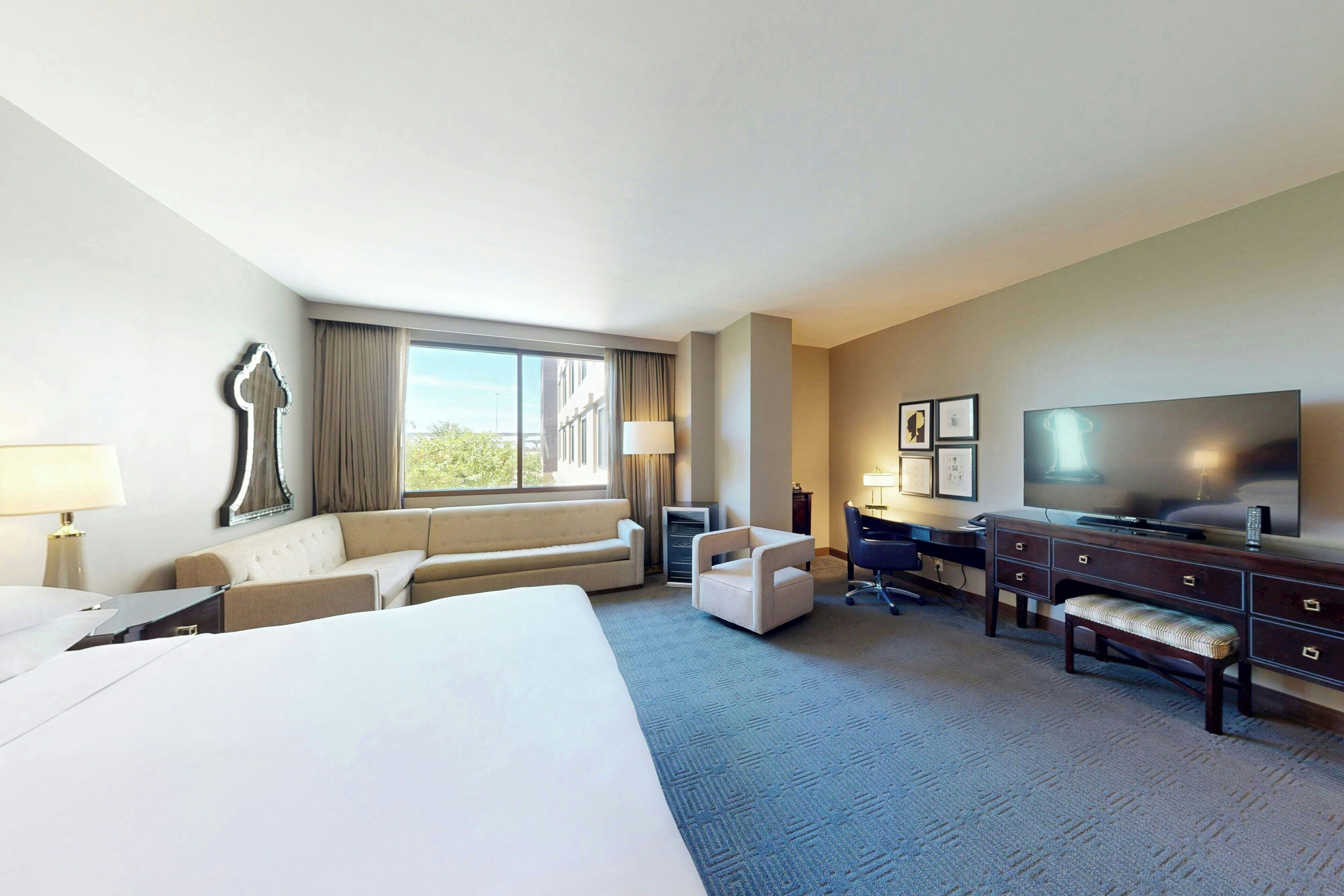 Junior Suite, 1 King Bed with Sofa bed | Hypo-allergenic bedding, down comforters, in-room safe, desk