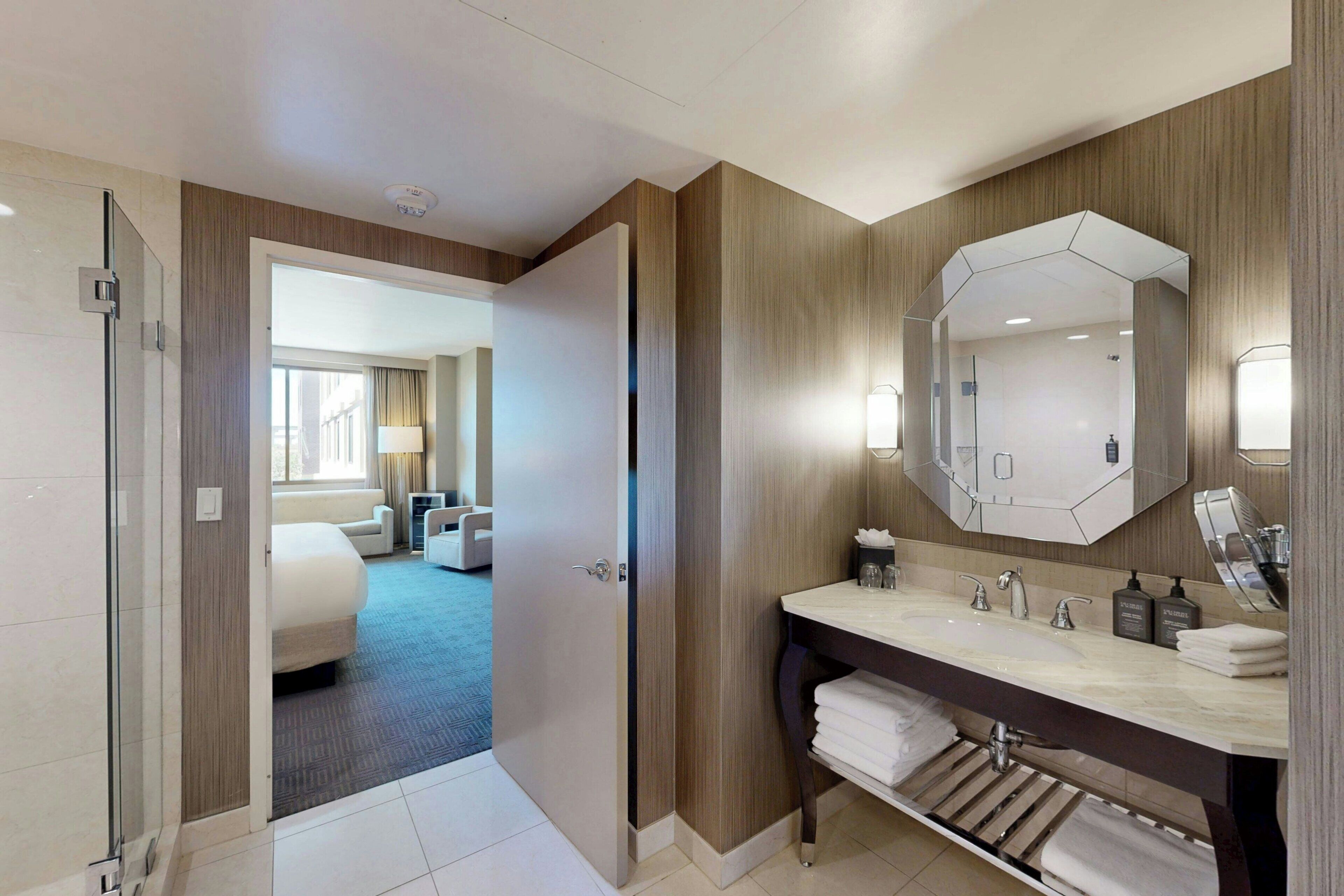 Suite junior, 1 cama de matrimonio grande con sofá cama | Baño | Artículos de higiene personal gratuitos, secador de pelo y toallas