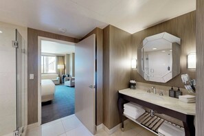 Junior-Suite, 1 King-Bett und Schlafsofa | Badezimmer | Kostenlose Toilettenartikel, Haartrockner, Handtücher