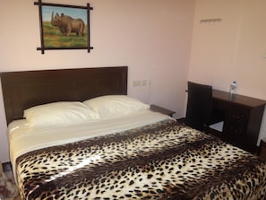 Desk, soundproofing, rollaway beds, free WiFi - Way Side Hotel (Arusha)