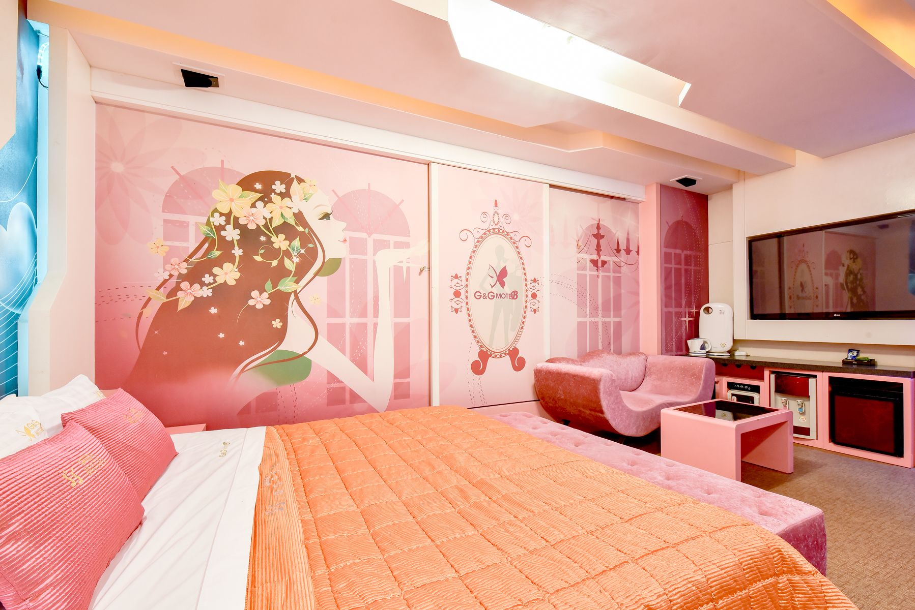 Desk, free WiFi, bed sheets