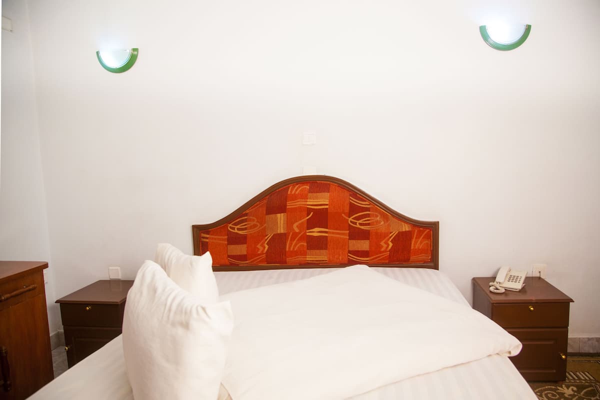 Muebles diferentes, escritorio y espacio para trabajar con laptop