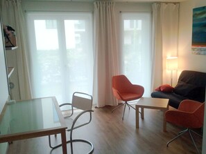 Studio – city, 1 queensize-seng, tilgjengelighetstilpasset, 1. etasje | Oppholdsrom | TV