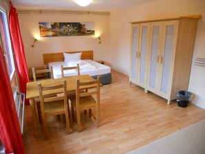 Family Room | Premium bedding, down comforters, pillowtop beds, individually decorated - Quartier Hostel Potsdam (Potsdam)