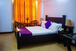 Minibar, desk, blackout curtains, soundproofing - Hotel Aquiline (Arusha)