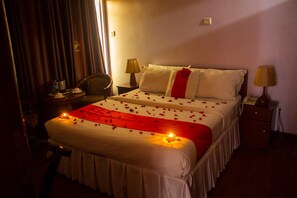 Minibar, meja kerja, tirai kedap cahaya, dan kedap suara