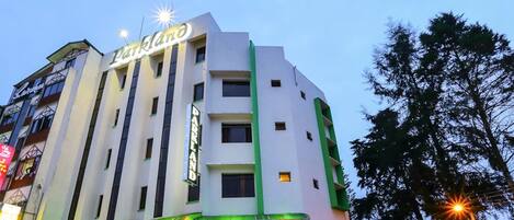 Overnatningsstedets facade – aften/nat