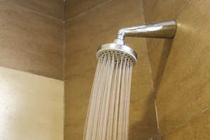 Un cabezal de ducha con agua corriendo.