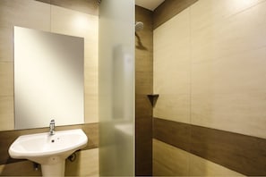 Quarto casal | Banheiro | Chuveiro, secador de cabelo (mediante solicitação), bidê