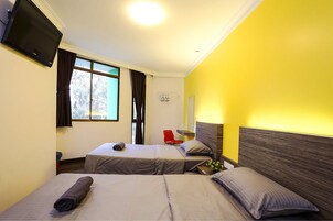 Escritorio, tabla de planchar con plancha y wifi gratis